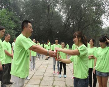 員工工程員工參加戶外活動